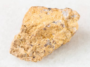 beyaz üzerine kaba Narsarsukite taş