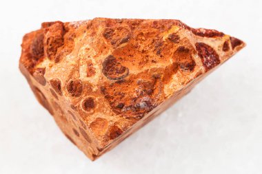 beyaz üzerine ham boksit cevheri