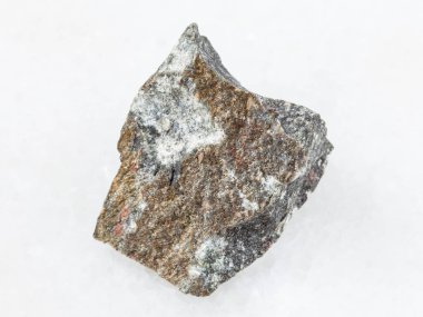 beyaz üzerine ham andezit taşı