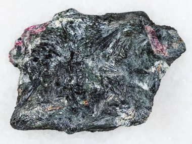 Beyaz taşa ham aegirine