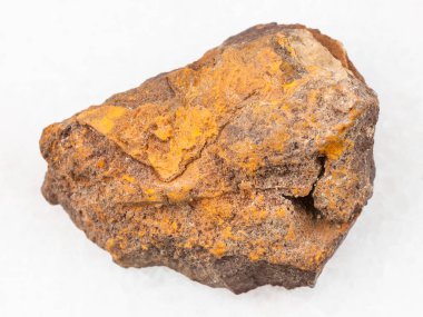 kaba limonite taş üzerine beyaz mermer