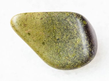 üzerinde beyaz mermer eskitme epidot değerli taş