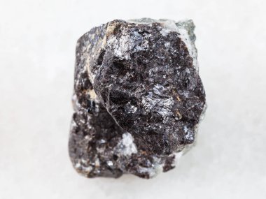 Sphalerite cevheri beyaz mermer üzerinde