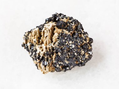 Perovskite taş üzerine beyaz mermer parçası