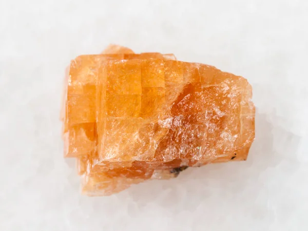 Surový krystal Chabazite drahokam na bílém — Stock fotografie