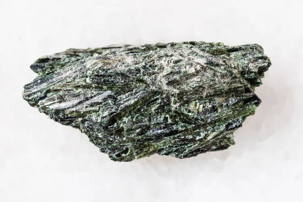 Грубый актинолит на белом камне — стоковое фото