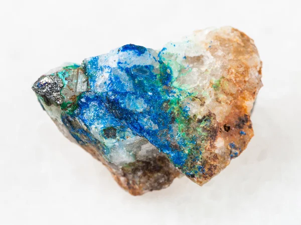 Tennantit-Kristall, grüner Tyrolith, blauer Azurit — Stockfoto