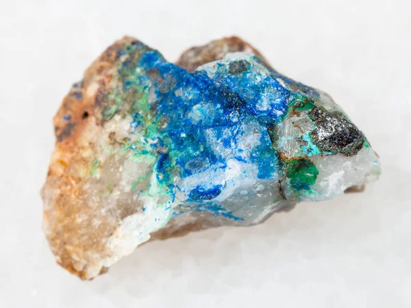 Cristal de tennantita, tirolita verde, azurita azul — Foto de Stock