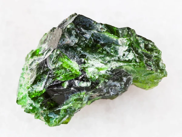 화이트에 크롬 Diopside 보석의 녹색 크리스탈 — 스톡 사진