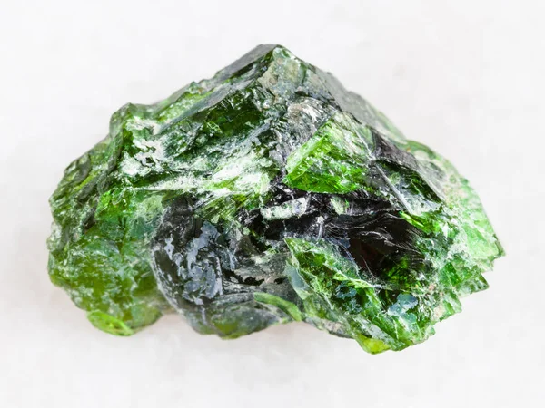 Cristal cru de pedra preciosa Chrome Diopside no branco — Fotografia de Stock