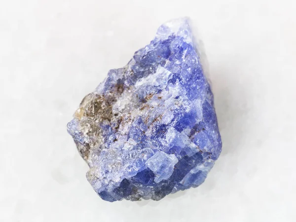 Rohkristall aus Tansanit Edelstein auf Weiß — Stockfoto