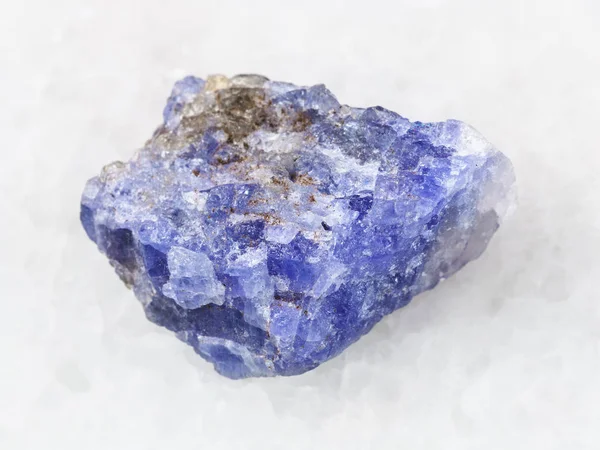 Kristal kasar dari batu permata Tanzanite di atas putih — Stok Foto