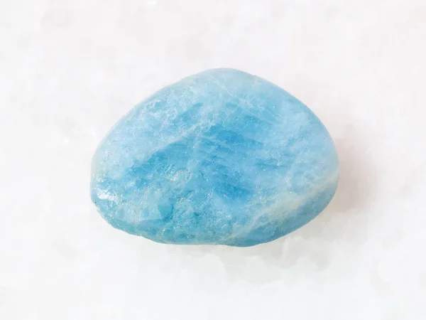 Piedra de gema de aguamarina (berilo azul) en blanco — Foto de Stock