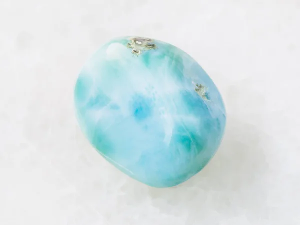 Gema Larimar azul sobre blanco — Foto de Stock