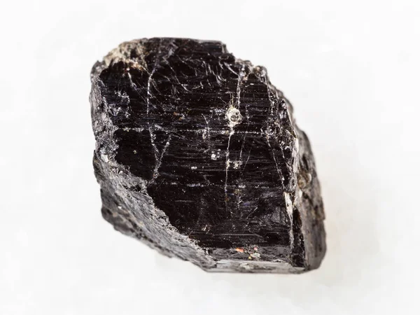 Kristall von Schorl (schwarzer Turmalin) auf weißem — Stockfoto
