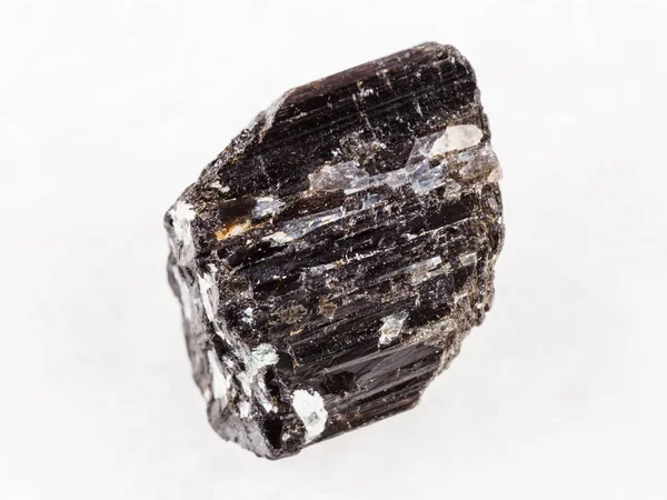 Kristal kasar dari Schorl (tourmaline) pada putih — Stok Foto