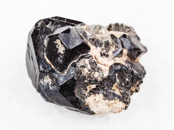 Кристал Шпінель дорогоцінний камінь на чорний Діопсид — стокове фото