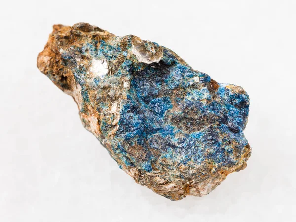 Piedra áspera de azulita sobre blanco — Foto de Stock