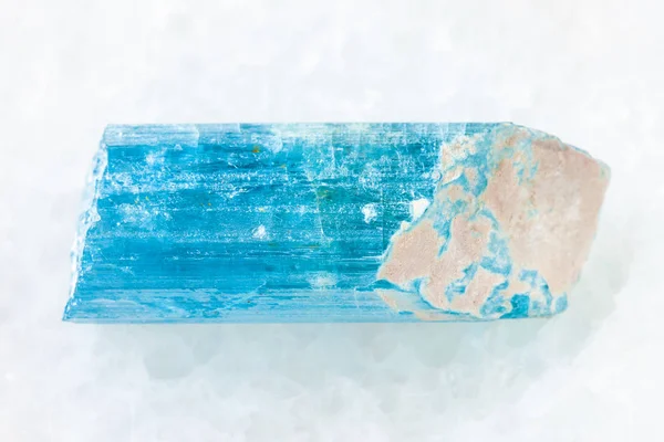 Cristal crudo de aguamarina (berilo azul) sobre blanco — Foto de Stock