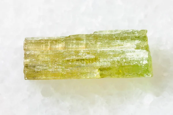 Cristal áspero de Heliodor (berilo amarillo) sobre blanco — Foto de Stock