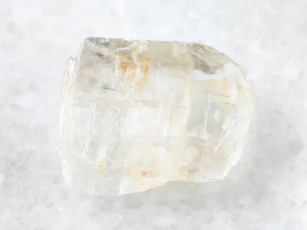 Τραχύ κρύσταλλο Petalite πολύτιμες πέτρες σε λευκό — Φωτογραφία Αρχείου