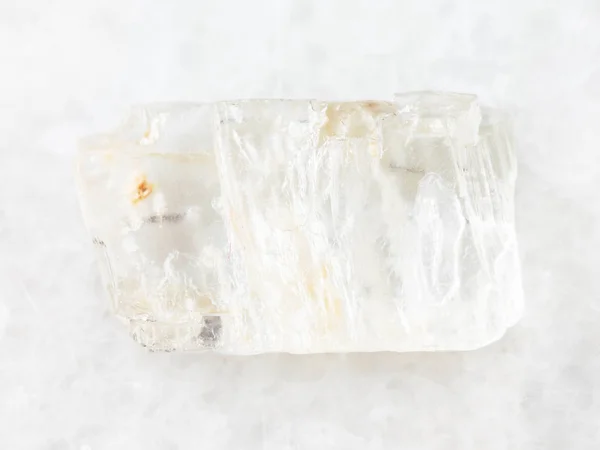 Rohkristall aus Petalit Edelstein auf Weiß — Stockfoto