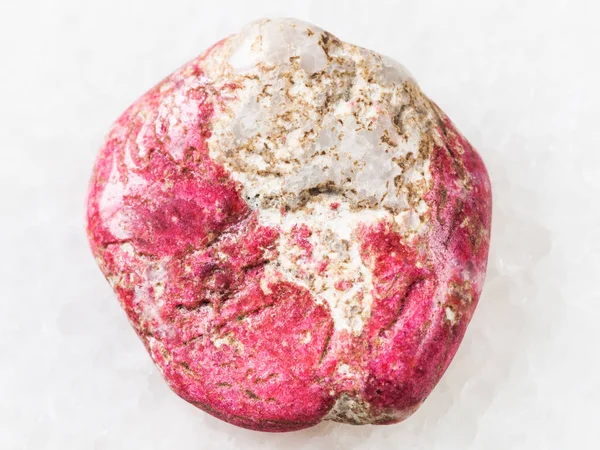 Caído Thulite pedra preciosa no branco — Fotografia de Stock