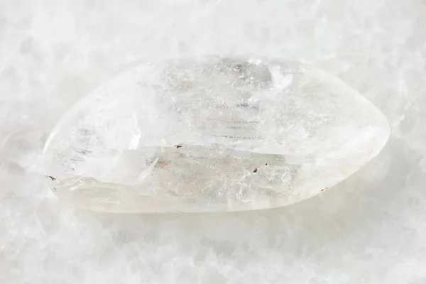 Pedra preciosa Natrolite tombado no branco — Fotografia de Stock