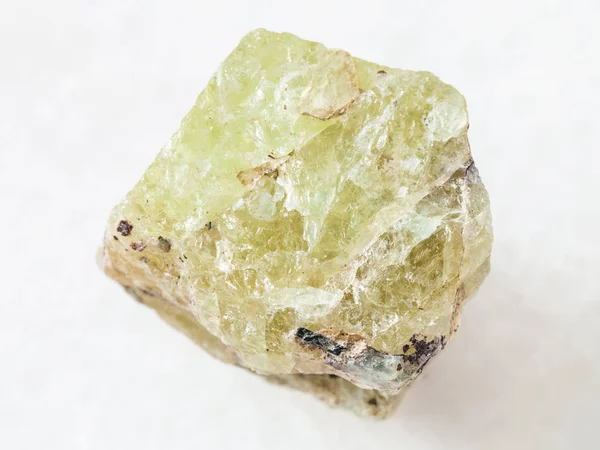 Surowy kryształ z Saamite (fluorapatite) na białym — Zdjęcie stockowe