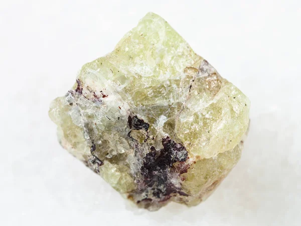 Rohkristall aus Saamit (Fluorapatit) auf Weiß — Stockfoto