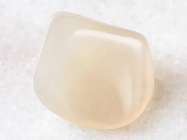 Trommelsteine weißer Achat Edelstein auf weißer Basis — Stockfoto
