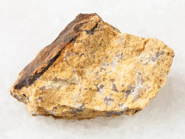 Piedra Narsarsukite cruda en blanco — Foto de Stock