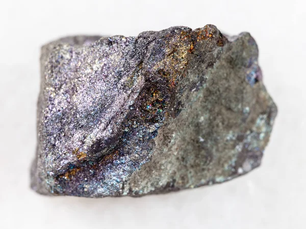 화이트에 거친 bornite 돌 — 스톡 사진