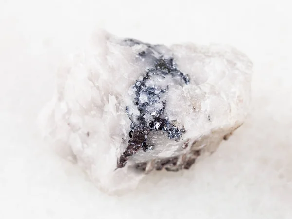 Груба вольфрамітова руда на білому — стокове фото