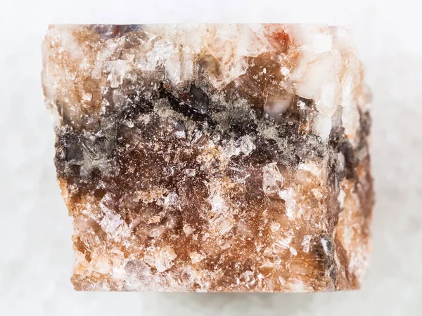 Сирий кам'яний соляний галоїт на білому — стокове фото