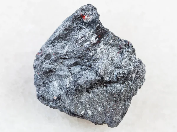 Сырая сурьма руда (Стибнит) камень на белом — стоковое фото