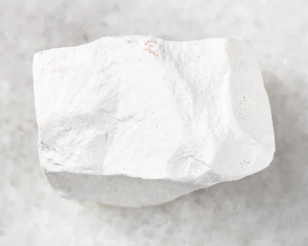 Piedra tiza áspera sobre blanco — Foto de Stock