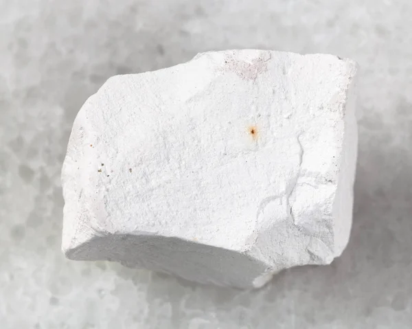 Piedra tiza cruda sobre blanco — Foto de Stock