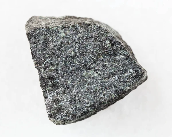 Ruwe Gabbro steen op wit — Stockfoto