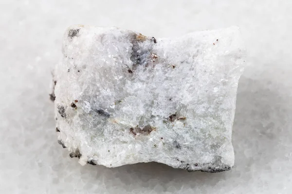 Сирий карбонатний камінь на білому — стокове фото