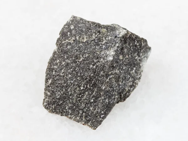Шматок каменю Андський на білому — стокове фото