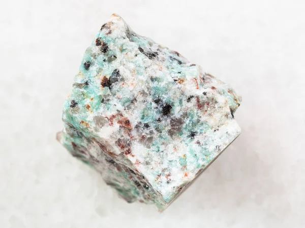 白の大まかなアマゾナイトの花崗岩の石 — ストック写真