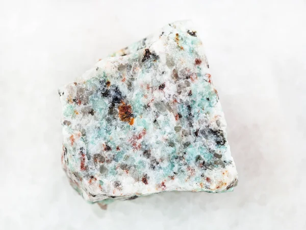 Ruwe Amazoniet granieten steen op wit — Stockfoto