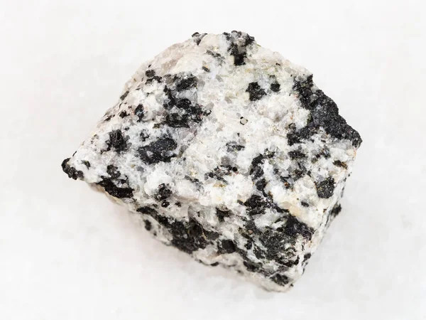 Piedra de granito blanco crudo sobre blanco — Foto de Stock