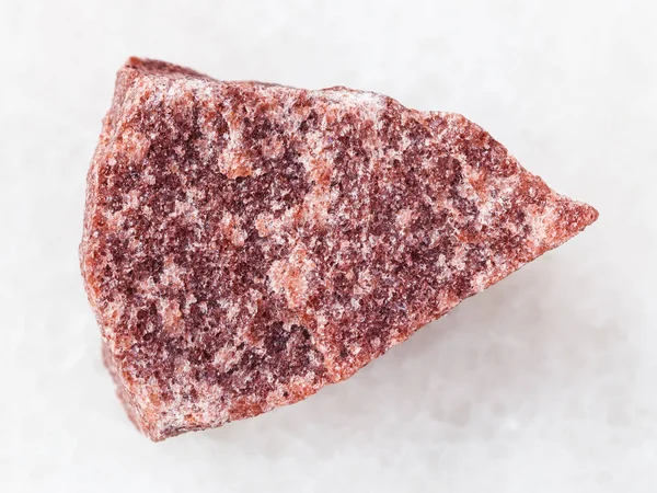 Raw růžový křemenec kámen na bílém — Stock fotografie