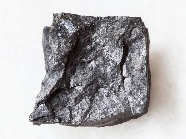 Сирий вуглецевий сланцевий камінь на білому — стокове фото