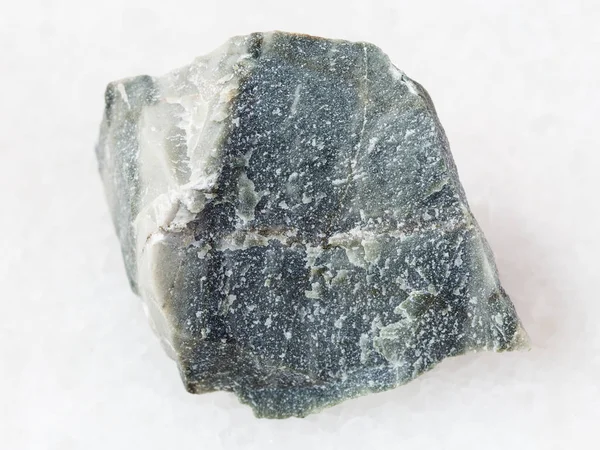 Hornstone ostry kamień na białym tle — Zdjęcie stockowe