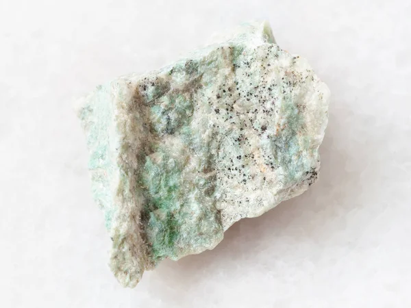Сырой камень Листванита на белом — стоковое фото