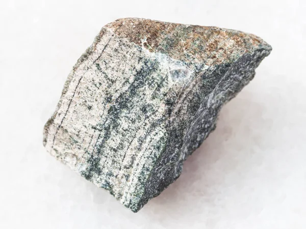 Шматок грубого снаркового каменю на білому — стокове фото