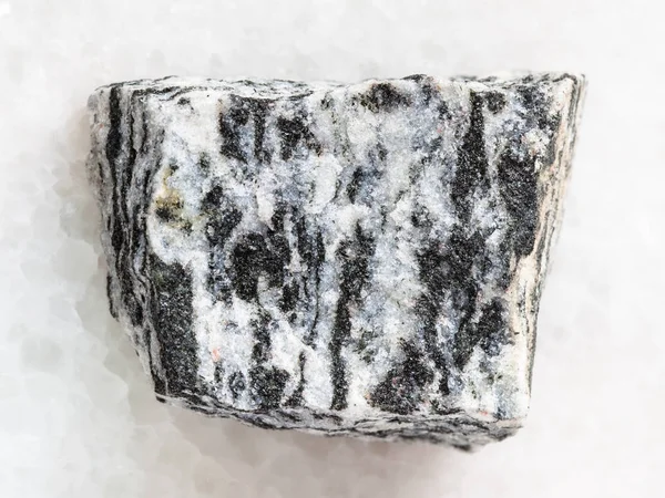 Сырой мигматитовый камень на белом — стоковое фото